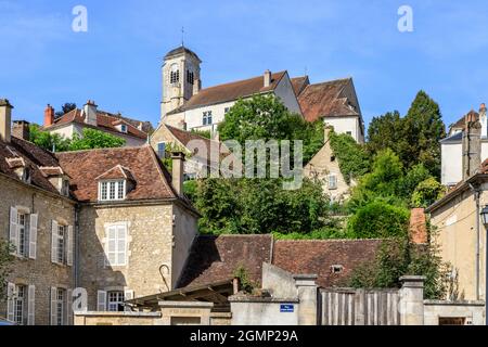 Frankreich, Yonne, Canal du Nivernais, Chatel Censoir, Dorf und Kirche Saint-Potentien // Frankreich, Yonne (89), Canal du Nivernais, Châtel-Censoir, Villa Stockfoto