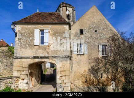 Frankreich, Yonne, Canal du Nivernais, Chatel Censoir, Gehäuse der Burg zum Teil mit der Eingangstür erhalten // Frankreich, Yonne (89), Canal du Ni Stockfoto