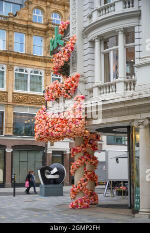 20. September 2021. Blumeneinlass im Fenwick Store in der New Bond Street, London, Großbritannien Stockfoto