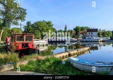 Frankreich, Yonne, Canal du Nivernais, Chatel Censoir, Flusshafen am Canal du Nivernais // Frankreich, Yonne (89), Canal du Nivernais, Châtel-Censoir, por Stockfoto