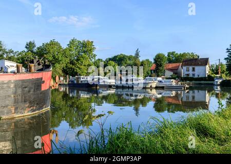 Frankreich, Yonne, Canal du Nivernais, Chatel Censoir, Flusshafen am Canal du Nivernais // Frankreich, Yonne (89), Canal du Nivernais, Châtel-Censoir, por Stockfoto