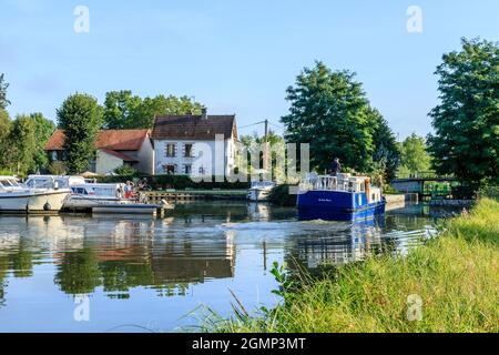 Frankreich, Yonne, Canal du Nivernais, Chatel Censoir, Flusshafen am Canal du Nivernais // Frankreich, Yonne (89), Canal du Nivernais, Châtel-Censoir, por Stockfoto