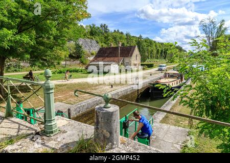 Frankreich, Yonne, Canal du Nivernais, Chatel Censoir, Schleuse mit Hausboot und Kanalschlepp, Radfahrer auf grüner Straße V51 Le Tour de Bourgogne mit dem Fahrrad // Fr. Stockfoto