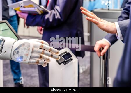 Die menschliche Hand und die Roboter als Symbol der Verbindung zwischen den Menschen und der künstlichen Intelligenz. Stockfoto