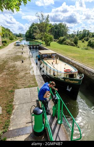 Frankreich, Yonne, Canal du Nivernais, Chatel Censoir, Schleuse mit Schleusenwärter und Hausboot, Kanalschlepp, grüne Straße V51 Le Tour de Bourgogne mit dem Fahrrad // Stockfoto