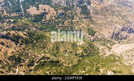 Großer Felsen isoliert auf weißem Hintergrund. Dieser hat einen Beschneidungspfad. Stockfoto