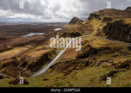 Der quiraing in der Nähe von staffin Insel skye sonniger Tag mit Blick nach Süden über zwei kleine Seen Stockfoto