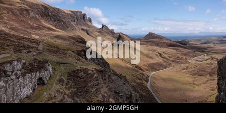 Die quiraing in der Nähe von staffin Insel skye Blick Osten sonnigen Tages-Panorama Stockfoto