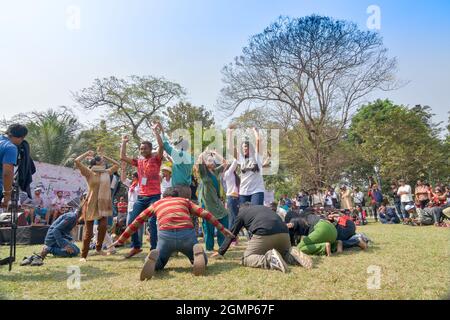 KALKUTTA , INDIEN - 8. FEBRUAR 2015 : Junge Menschen aus verschiedenen Kulturen der Welt tanzen beim Sufi Sutra International Dance Festival auf f Stockfoto