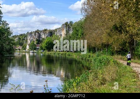 Frankreich, Yonne, Canal du Nivernais, Merry sur Yonne, la Saussois, Canal du Nivernais, Radfahrer auf der grünen Straße V51 Le Tour de Bourgogne mit dem Fahrrad und der Ro Stockfoto