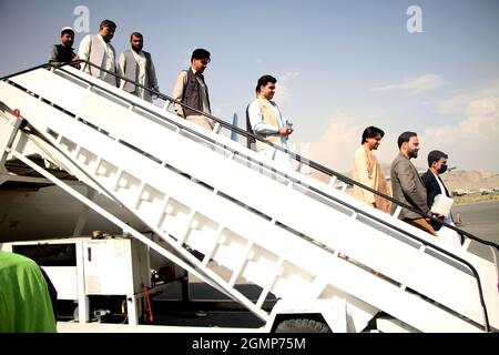 Kabul, Afghanistan. September 2021. Passagiere steigen am Kabul International Airport in Kabul, der Hauptstadt Afghanistans, aus, 20. September 2021. Am Montag sagte Flughafendirektor Abdul Hadi Hamadani, dass alle technischen Schwierigkeiten gelöst werden sollen, bevor die internationalen Handelsflüge am Kabul International Airport wieder aufgenommen werden. Quelle: Saifurahman Safi/Xinhua/Alamy Live News Stockfoto