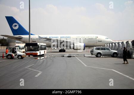 Kabul, Afghanistan. September 2021. Das am 20. September 2021 aufgenommene Foto zeigt ein Flugzeug am Kabul International Airport in Kabul, der Hauptstadt Afghanistans. Am Montag sagte Flughafendirektor Abdul Hadi Hamadani, dass alle technischen Schwierigkeiten gelöst werden sollen, bevor die internationalen Handelsflüge am Kabul International Airport wieder aufgenommen werden. Quelle: Saifurahman Safi/Xinhua/Alamy Live News Stockfoto