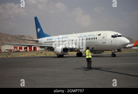 Kabul, Afghanistan. September 2021. Das am 20. September 2021 aufgenommene Foto zeigt ein Flugzeug am Kabul International Airport in Kabul, der Hauptstadt Afghanistans. Am Montag sagte Flughafendirektor Abdul Hadi Hamadani, dass alle technischen Schwierigkeiten gelöst werden sollen, bevor die internationalen Handelsflüge am Kabul International Airport wieder aufgenommen werden. Quelle: Saifurahman Safi/Xinhua/Alamy Live News Stockfoto