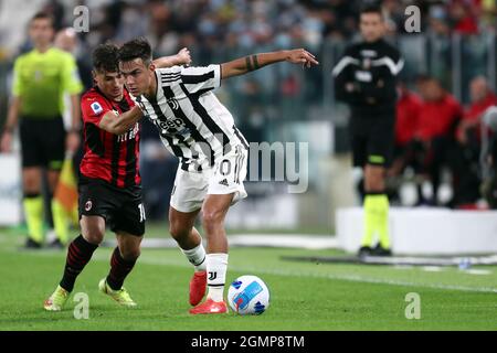 Turin, Italien. 19. September 2021. Paulo Dybala von Juventus FC und Brahim Diaz von AC Mailand Kampf um den Ball während der Serie A Spiel zwischen Juventus FC und AC Mailand . Stockfoto