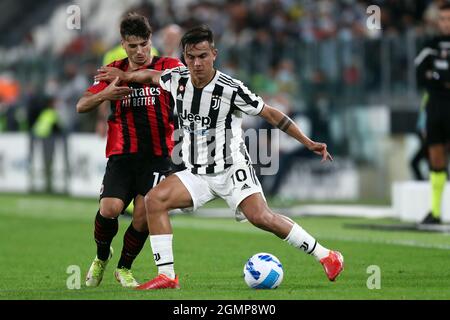 Turin, Italien. 19. September 2021. Paulo Dybala von Juventus FC und Brahim Diaz von AC Mailand Kampf um den Ball während der Serie A Spiel zwischen Juventus FC und AC Mailand . Stockfoto