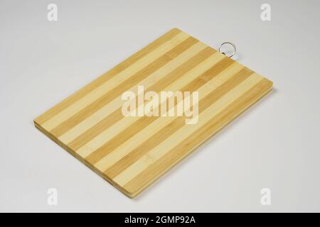 Nahaufnahme des Schneidbrett auf weißem Hintergrund Stockfoto