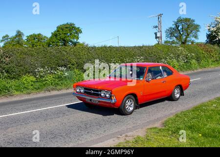 1971 70er Jahre roter Ford Cortina, 1996 ccm Benziner 2dr Limousine auf dem Weg zur Capesthorne Hall classic May Car Show, Ceshire, UK Stockfoto