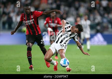 Turin, Italien. 19. September 2021. Paulo Dybala von Juventus FC und Fikayo Tomori von AC Mailand Kampf um den Ball während der Serie A Spiel zwischen Juventus FC und AC Mailand . Stockfoto