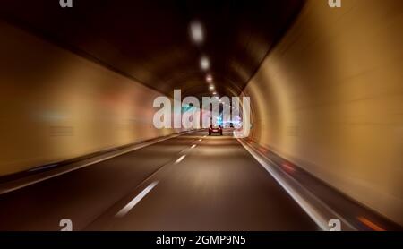 Auto fährt durch den Tunnel aus Sicht der Fahrweise Stockfoto