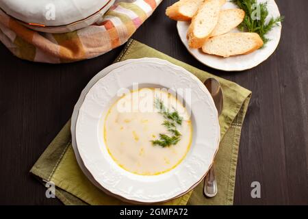 Cremige Fischsuppe mit Lachs, Kartoffeln, Zwiebeln und Karotten. Finnische Küche. Draufsicht Stockfoto