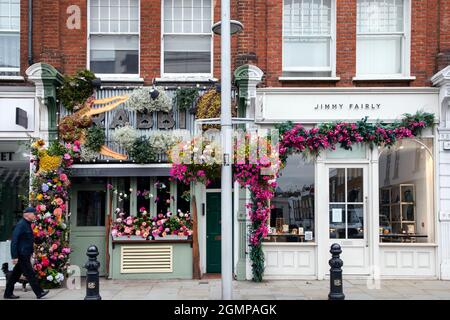 London, 20. September 2021: Die Straßen von Chelsea werden in Bloom mit Blumenmotiven für das jährliche Chelsea geschmückt Stockfoto