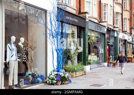 London, 20. September 2021: Die Straßen von Chelsea werden in Bloom mit Blumenmotiven für das jährliche Chelsea geschmückt Stockfoto