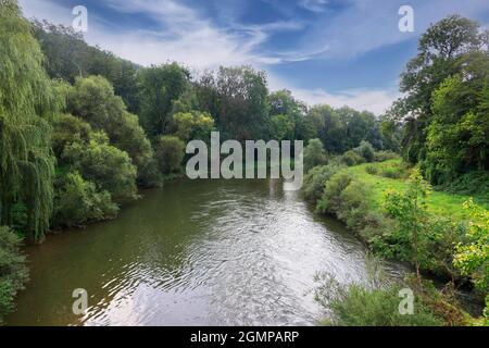 Der Fluss Kocher in Ernsbach, Hohenlohe, Baden-Württemberg, Deutschland, Europa Stockfoto