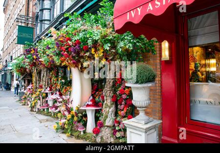 London, 20. September 2021: Die Straßen von Chelsea werden in Bloom mit Blumenmotiven für das jährliche Chelsea geschmückt Stockfoto