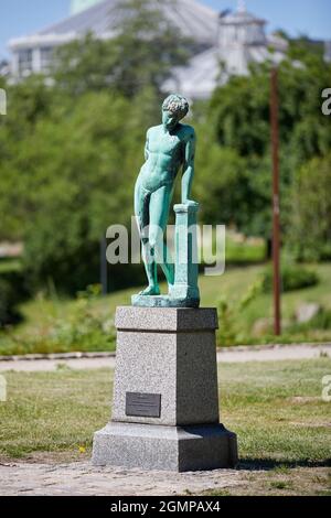 Narcissus, angelehnt an eine Säule, Bronzestatue (Original von Polykleitos); Botanischer Garten Kopenhagen, Kopenhagen, Dänemark Stockfoto