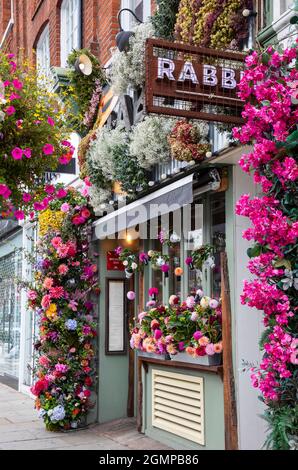 London, 20. September 2021: Die Straßen von Chelsea werden in Bloom mit Blumenmotiven für das jährliche Chelsea geschmückt Stockfoto