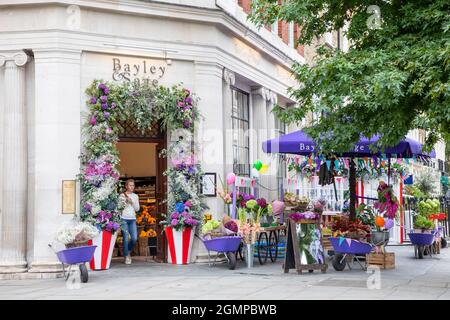 London, 20. September 2021: Die Straßen von Chelsea werden in Bloom mit Blumenmotiven für das jährliche Chelsea geschmückt Stockfoto