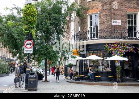 London, 20. September 2021: Die Straßen von Chelsea werden in Bloom mit Blumenmotiven für das jährliche Chelsea geschmückt Stockfoto