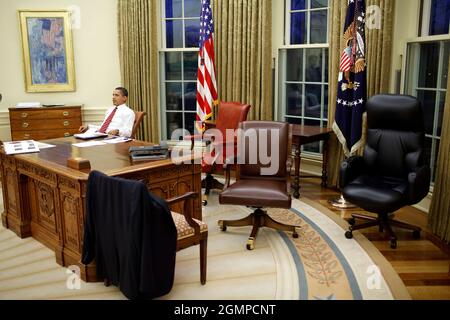 Präsident Barack Obama probiert verschiedene Schreibtischstühle im Oval Office 1/30/09.Offizielles Foto des Weißen Hauses von Pete Souza Stockfoto