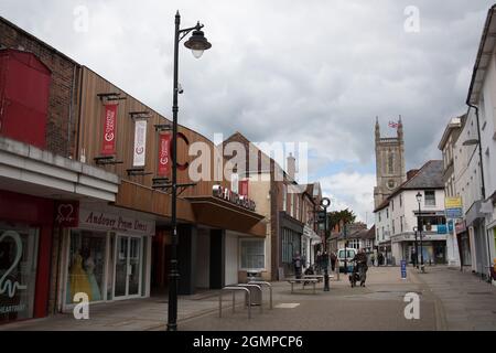 Blick auf die High Street in Andover mit der St Mary's Church, Hampshire in Großbritannien Stockfoto