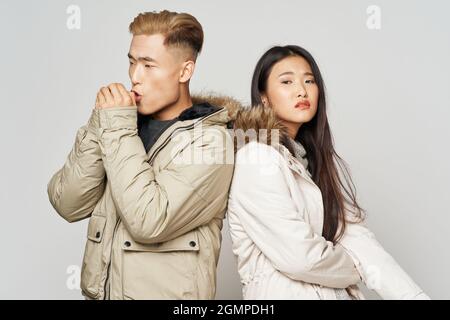 Junges Paar asiatische Aussehen Winterjacken Mode Stockfoto