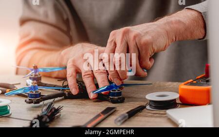 Quadcopter Reparaturprozess Stockfoto