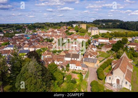 Frankreich, Yonne, Saint Sauveur en Puisaye, Heimatdorf des Schriftstellers Colette (Luftaufnahme) // Frankreich, Yonne (89), Saint-Sauveur-en-Puisaye, Dorfnatal Stockfoto