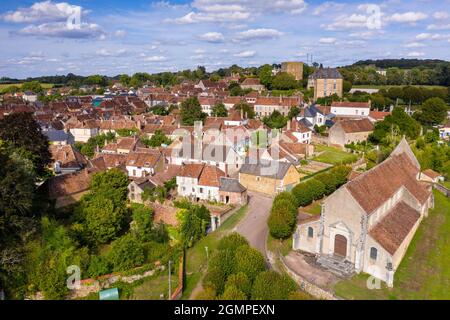 Frankreich, Yonne, Saint Sauveur en Puisaye, Heimatdorf des Schriftstellers Colette (Luftaufnahme) // Frankreich, Yonne (89), Saint-Sauveur-en-Puisaye, Dorfnatal Stockfoto