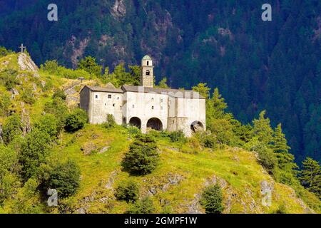 Herrlicher Blick auf die Kirche St. Agnese. Dorf Sondalo, Valtellina, Lombardei, Italien. Stockfoto