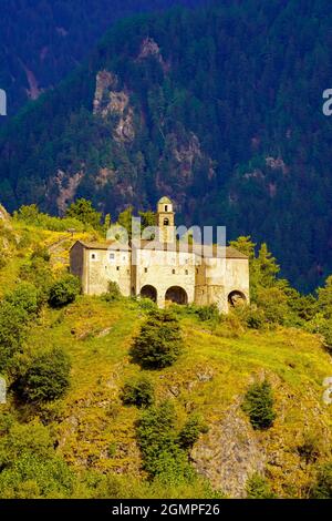 Herrlicher Blick auf die Kirche St. Agnese. Dorf Sondalo, Valtellina, Lombardei, Italien. Stockfoto