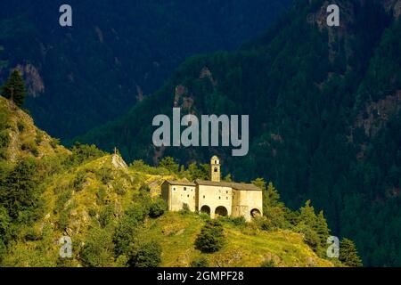 Herrlicher Blick auf die Kirche St. Agnese. Dorf Sondalo, Valtellina, Lombardei, Italien. Stockfoto