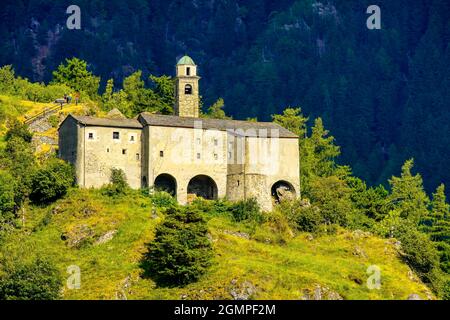 Herrlicher Blick auf die Kirche St. Agnese. Dorf Sondalo, Valtellina, Lombardei, Italien. Stockfoto