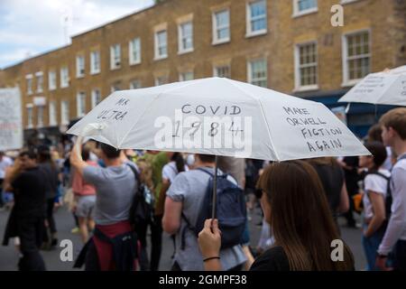 Menschen gegen Covid-19-Impfstoffmandate, Gesundheitspass und Einschränkungen marschieren während einer Kundgebung für die Freiheit in London, Samstag, den 18. September 2021. Stockfoto