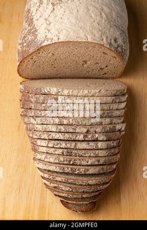Geschnittener traditioneller deutscher Sauerteig-Laib Brot auf einem Schneidebrett von oben gesehen Stockfoto
