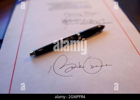 Nahaufnahme der Unterschrift von Präsident Obama auf einem Gesetzentwurf und einem Stift, der für die Unterzeichnung verwendet wurde, an Bord der Air Force One auf einem Flug von der Buckley Air Force Base, Denver Colorado nach Phoenix, Arizona 2/17/09. Offizielles weißes Haus Foto von Pete Souza Stockfoto