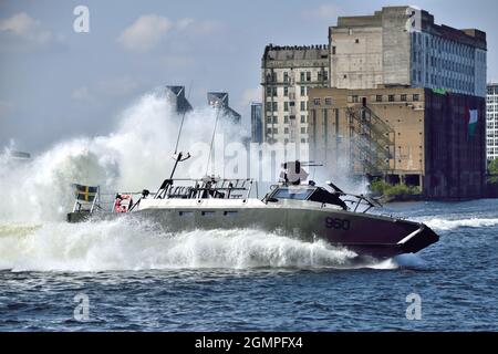 Das CB90 NG-Patrouillenboot der schwedischen Marine unternimmt harte und schnelle Manöver im Royal Victoria Dock in London im Rahmen der DSEI 2021-Veranstaltung Stockfoto