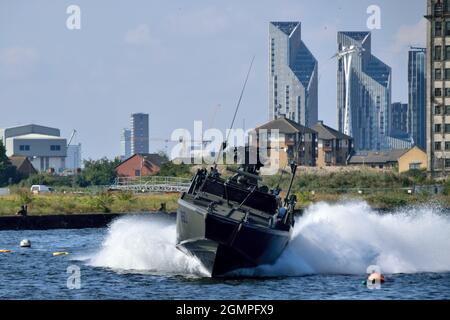 Das CB90 NG-Patrouillenboot der schwedischen Marine unternimmt harte und schnelle Manöver im Royal Victoria Dock in London im Rahmen der DSEI 2021-Veranstaltung Stockfoto