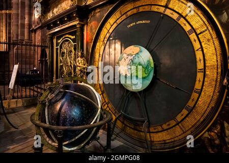 Schöne Nahaufnahme des 24-Stunden-Zifferblatts mit dem montierten Himmelskugel auf der Basis, der Teil der astronomischen Uhr ist, die sich im berühmten... Stockfoto