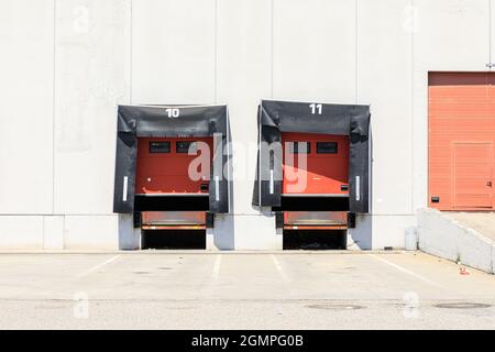 LKW-Ladedock mit Überdachtür, Überdachung, Dock Dichtungen und Vordach Stockfoto