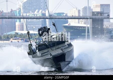 Das CB90 NG-Patrouillenboot der schwedischen Marine unternimmt harte und schnelle Manöver im Royal Victoria Dock in London im Rahmen der DSEI 2021-Veranstaltung Stockfoto